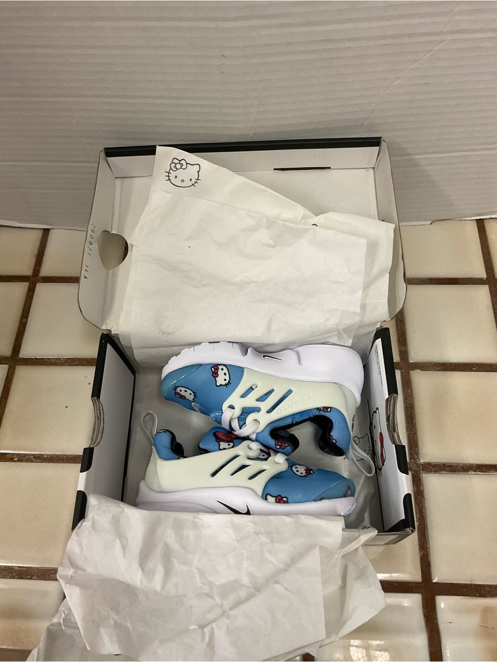 Nike Air Presto “Hello Kitty” Print Kids Sneakers - Picture 8 of 15